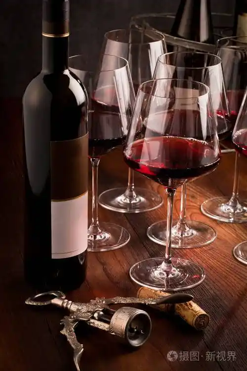 黑木桌上的红酒杯照片-正版商用图片156mm1-摄图新视界