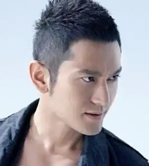 无刘海的毛寸短发设计,将五官全部展现出来,非常的清爽利落,同时也