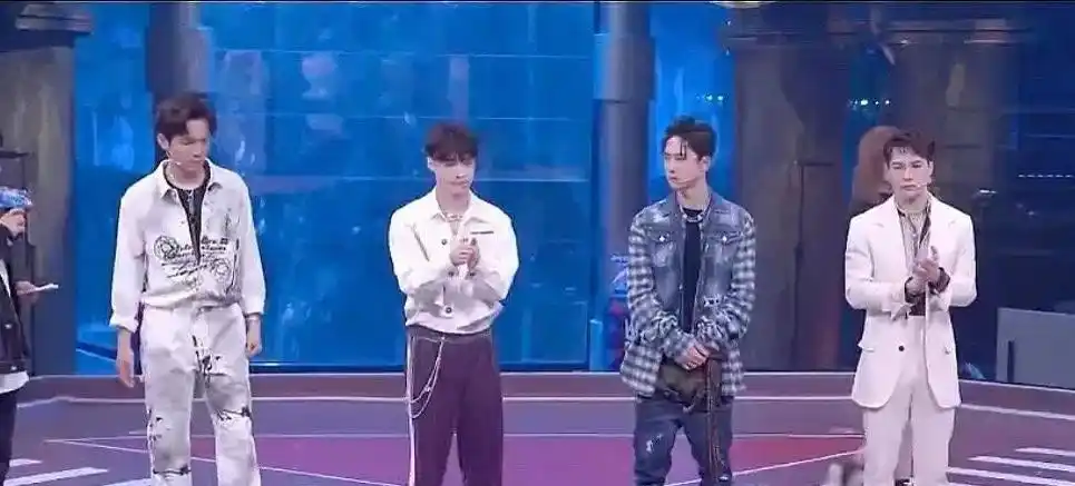 王一博180,王嘉尔175,张艺兴178,看到同框后的差距:谁在说谎?_身高