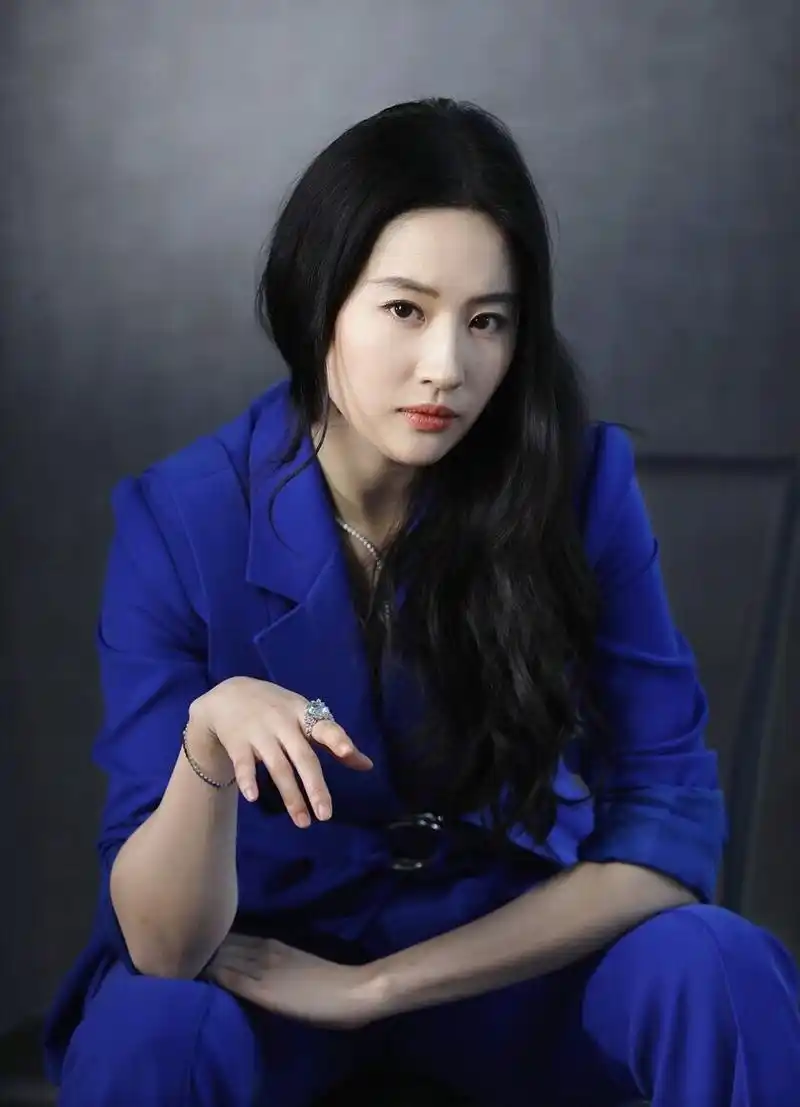 刘亦菲一袭蓝色西装,时尚大气,彰显成熟魅力!