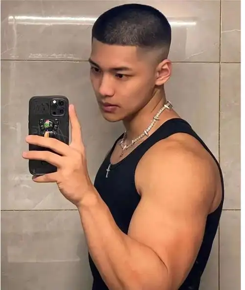 夏天一定要试试这样的发型,男士两侧铲短,越剪越帅气 男士发型|寸头