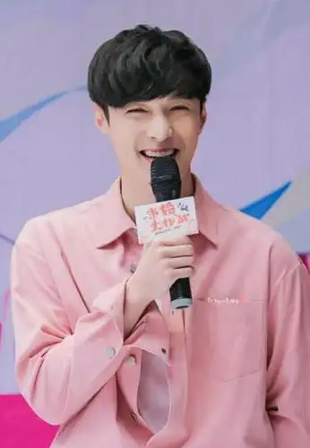 看到张艺兴暖心的笑容,会让人一整天都有好心情标题图片