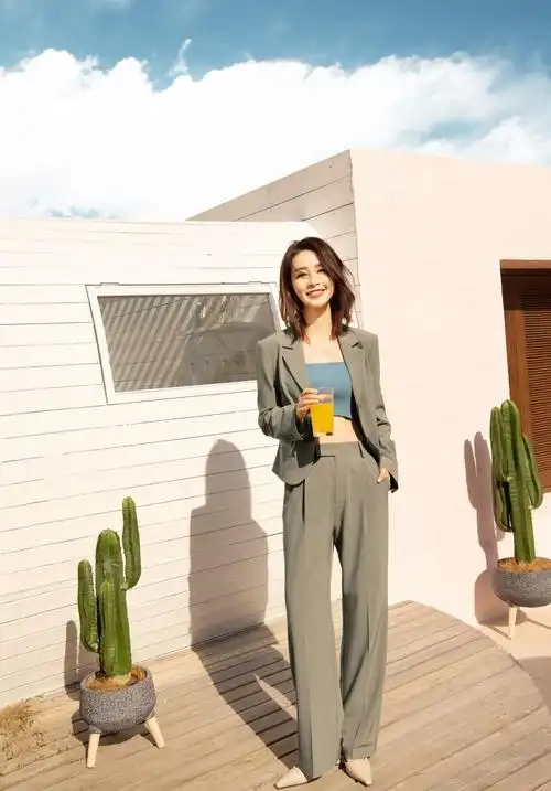 李沁品牌广告大片出炉,绿植蓝天清新怡人,暖阳照耀温柔细腻