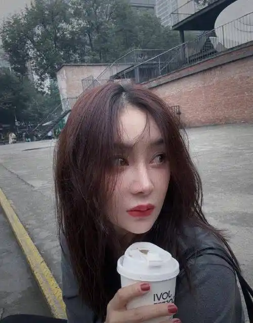 袁姗姗分享生活美照,身姿曼妙惹人爱,俏皮可爱甜如初恋_网络_黑色