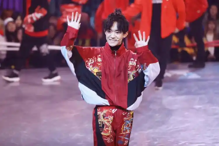 易烊千玺和红色的适配度10