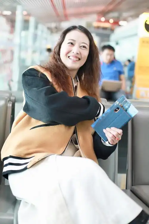 53岁周海媚羊毛卷不服老,身材发福气质稳赢