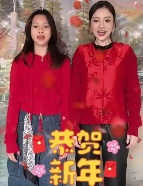 李小璐新年首晒与女儿合照母女穿红装拜年甜馨身高直追妈妈