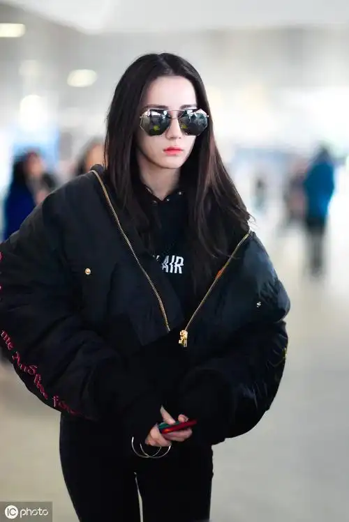 迪丽热巴机场美照,回头率高