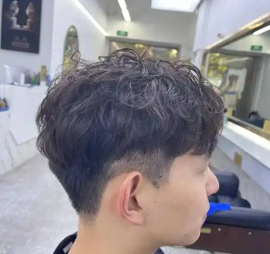 定位烫是一种主要针对发根的烫发方法.