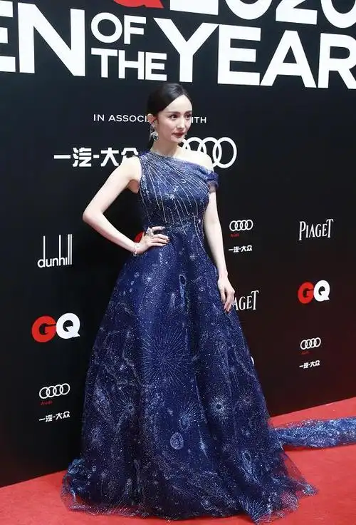 35岁的杨幂,一身蓝色星光礼裙,肤白貌美犹如冰美人一样优雅迷人