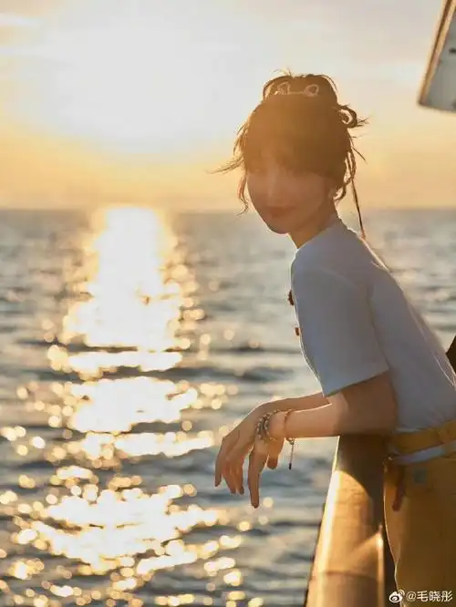 毛晓彤蜜桃妆##毛晓彤侧颜骨相