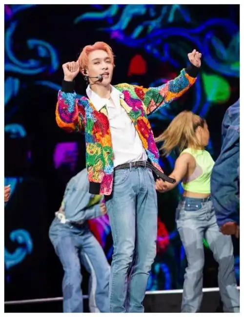 学学人家隔壁慵懒画风的吴亦凡,带着个小墨镜到处走一圈.