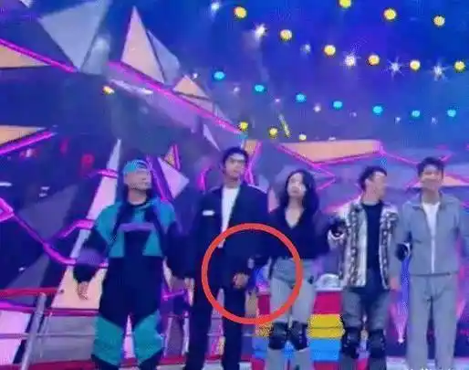 原创宋威龙太不解时尚宋茜主动想牵手却被他给直接拒绝