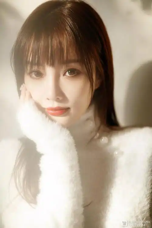 38岁李小璐托腮卖萌好可爱,私服穿搭清新减龄,不减昔日少女风采