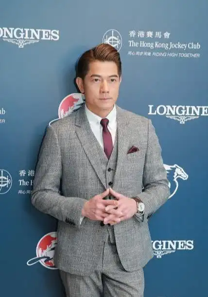 郭富城出席活动,梳背头硬朗帅气,一身三件套西装沉稳有气场