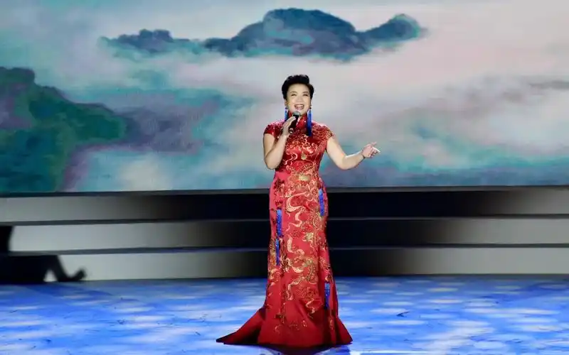 19岁一曲成名,23次登春晚,巅峰时为父治病隐退5年,50岁仍单身_张也