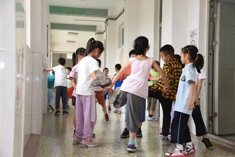 "成长营"1班过道,小朋友们正在嬉戏玩耍(记者 川竹 摄)