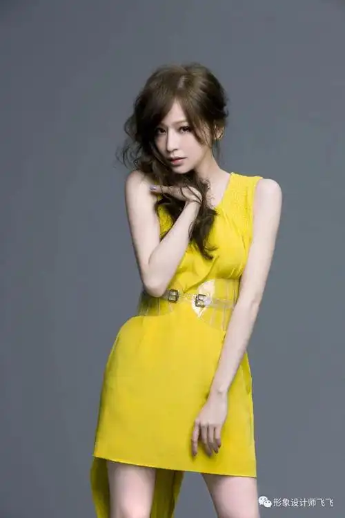 王心凌又火了穿白色开衫配百褶裙一点也不像快40岁的人