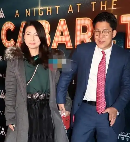 霍启刚作为朱玲玲与霍震霆的长子,与奥运冠军郭晶晶相恋后并不被外界