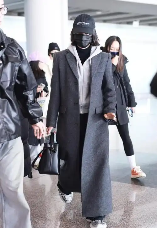 宋佳现身北京机场,身穿深灰色大衣手插兜酷飒十足_网易订阅