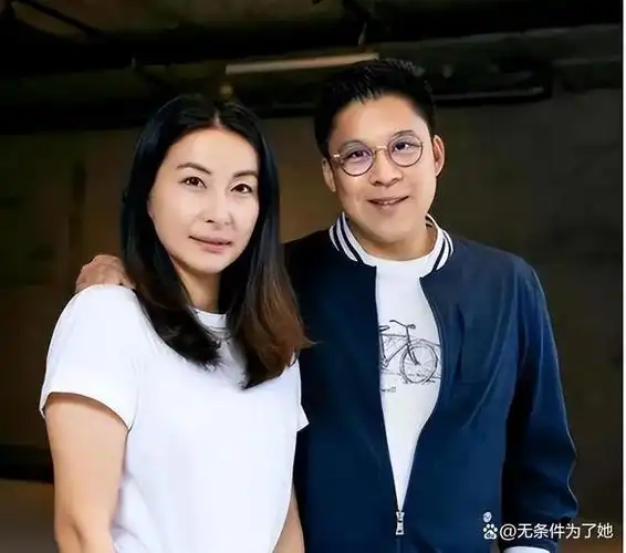 当然,郭晶晶也是霍启刚的一位贤内助,她一直热衷于各种慈善事业,哪怕