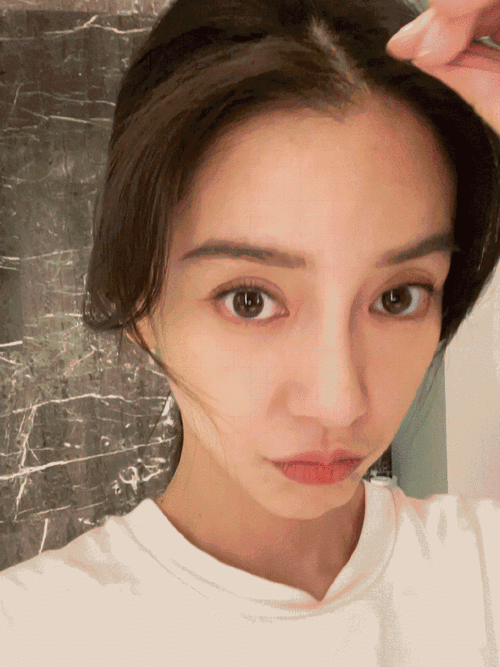 捉到一只撒娇baby,嘟嘴好可爱啊#angelababy嘟嘴自拍