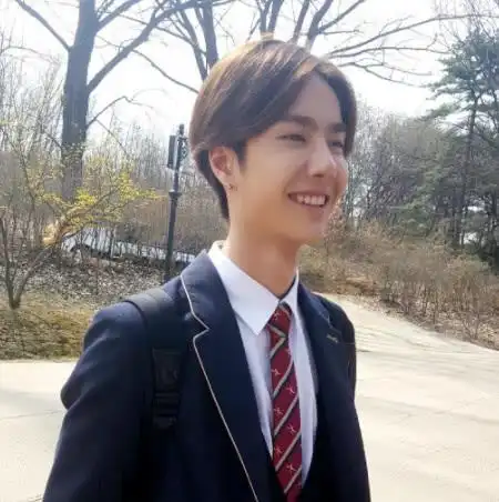 王一博高中时期照片曝光不愧是最帅高中生这颜值逆天了