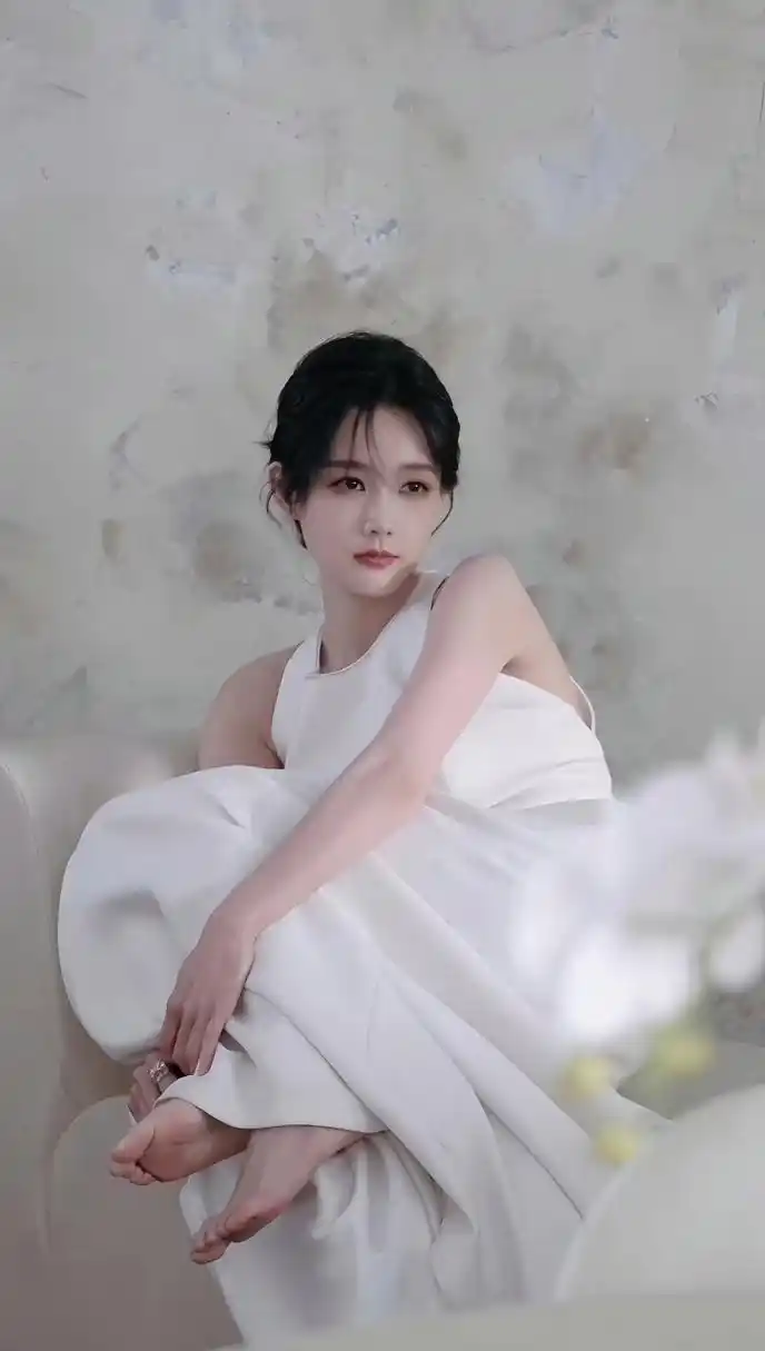 李一桐的皮肤真白皙细腻,就连小脚丫的都这么白嫩光滑,太让人羡慕了.