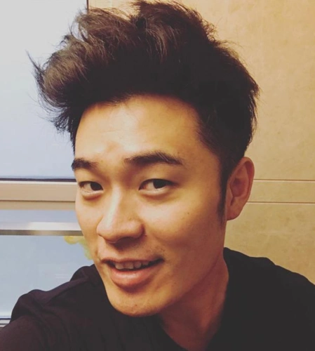 陈赫睡出新发型发自拍 瘦出尖下巴颜值上线(图)