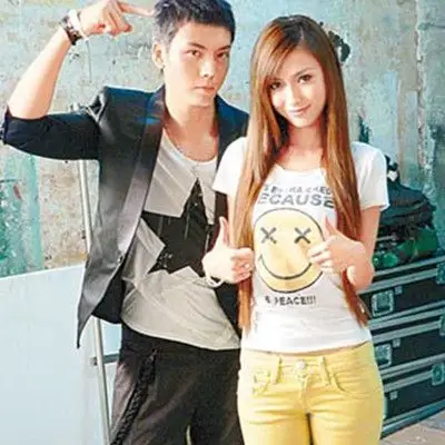 明星 港台星闻 >> 正文2009年8月,angelababy因为共同的朋友在一次唱k