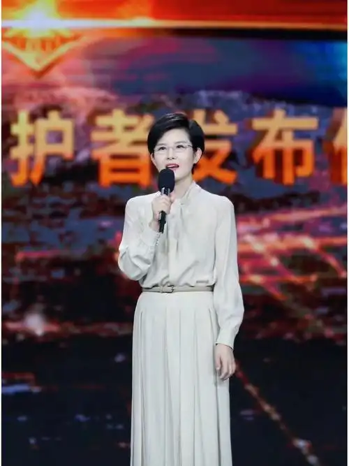 央视主持人王宁身穿#exception例外2022春季系列 #,领结衬衫搭配打褶