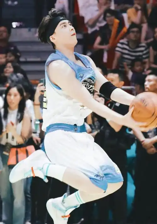 李易峰打篮球照流出肌肉线条男友臂让人尖叫咬衣服撩到犯规