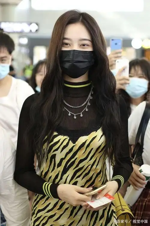 徐艺洋素颜穿斑马纹连衣裙造型时髦 戴水晶项链平添精致感