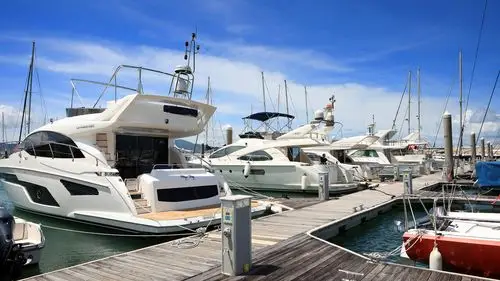 万科浪骑游艇会位于深圳南澳的大鹏半岛大亚湾海域素有中国最美的八大