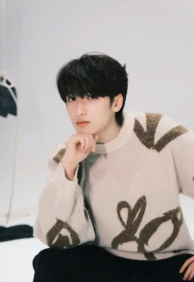 严浩翔说拍的时候我觉得我每张都笑了,严浩翔随拍照