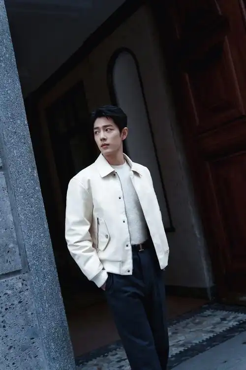 肖战到达上海饭拍全黑造型好哇塞啊……__财经头条