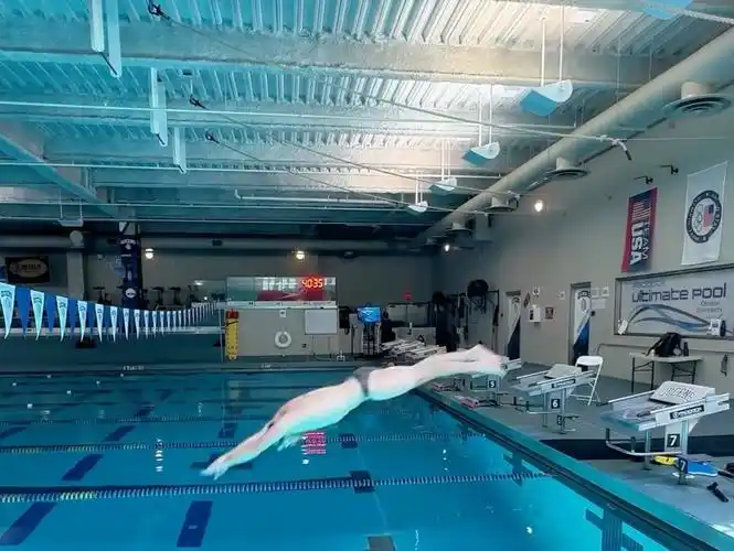 游泳跳水出发真的太丝滑啦,感受一下入水动作细节!