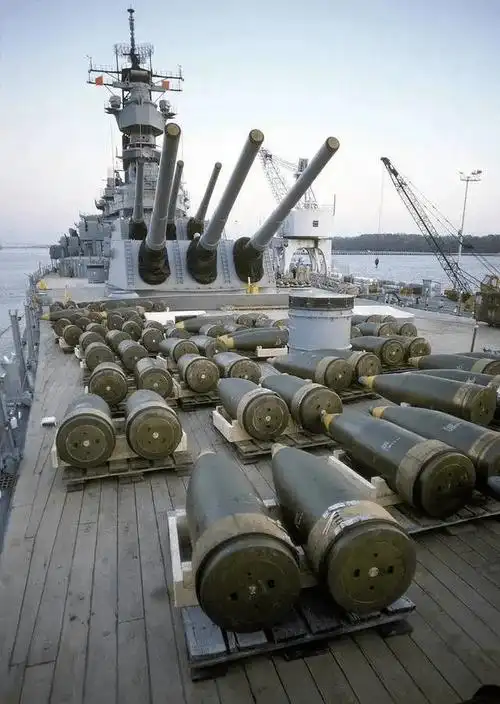 美军战列舰主炮开火震撼现场 炮弹个头巨大而威力无比