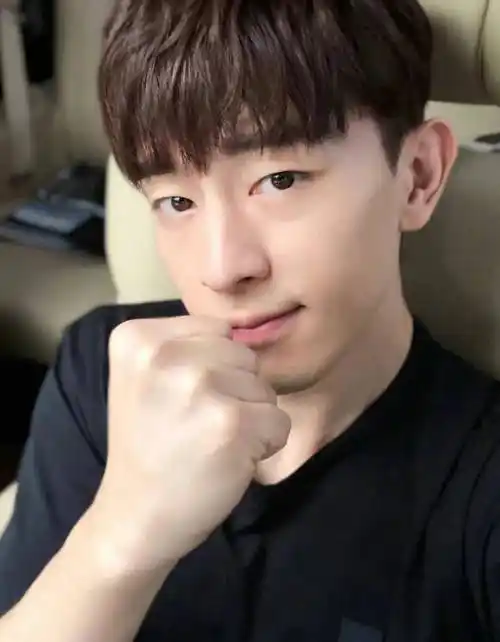 邓伦但是平心而论他的素颜也还是挺好的,底子很不错,也不能要求每一