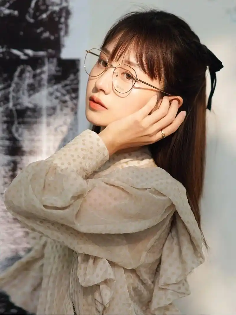 这是我拍过最适合戴眼镜的女孩子! 不知不觉和小顾拍了好多97的图!