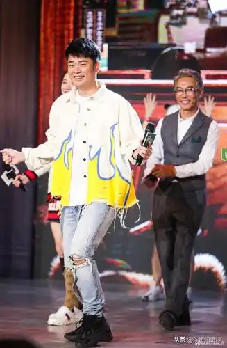 王子文一定是特技演员 穿上20厘米的高跟鞋还能唱跳 好高的鞋跟_陈赫