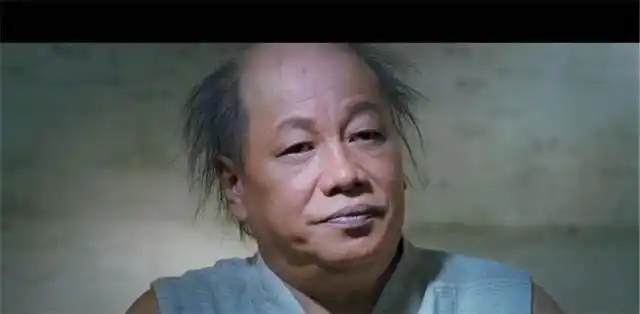 武打演员,影片中李小龙饰演的陈真穿的这身白色中山装略显宽松过长了