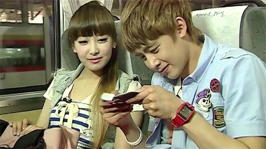 【我们结婚了】宋茜把照片日记拿出,尼坤很感动,要带回去自己欣赏