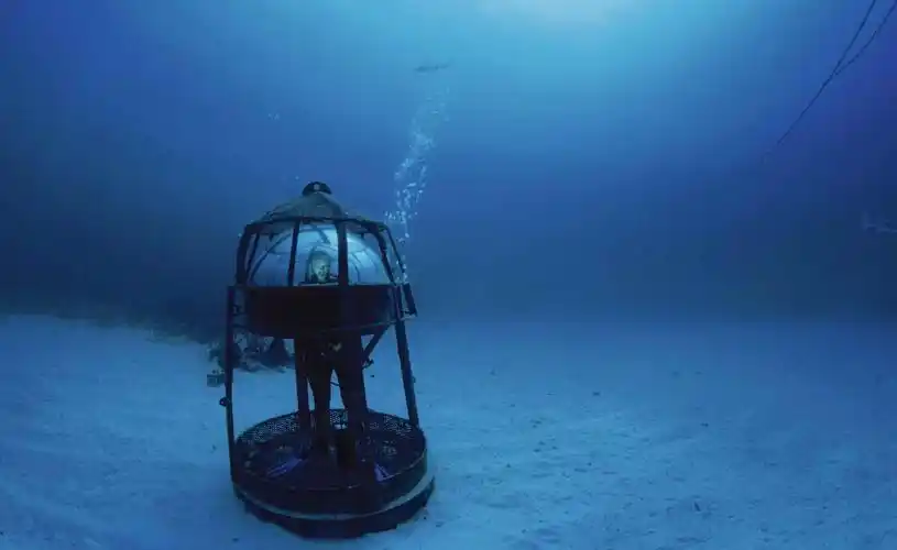 最早潜入深海的人告诉你海底绿洲的秘密