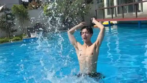 张凌赫履行约定跳泳池了这身材这腹肌是我不付费就能免费看的吗舔屏舔
