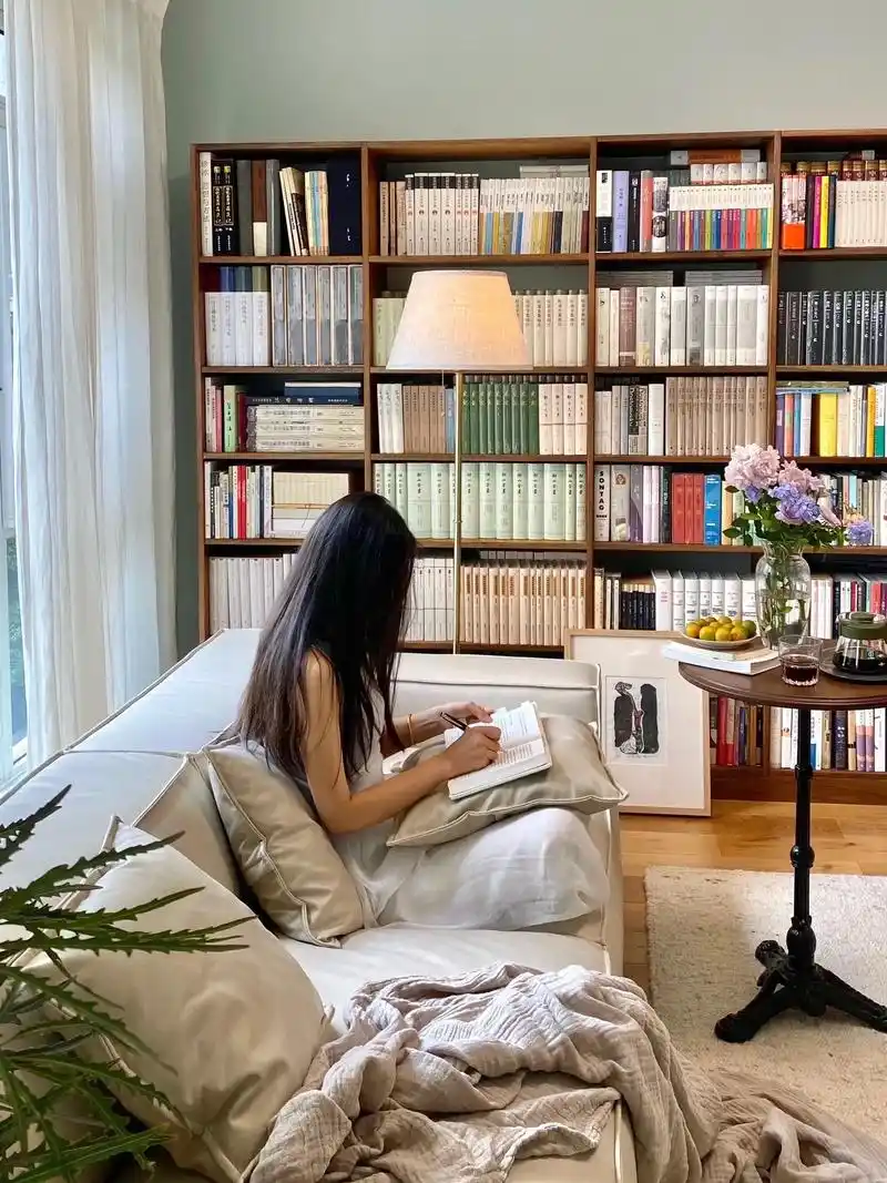 在美好的书房里读书,生活中的小确幸大抵如.看不同的书,不时更 - 抖音