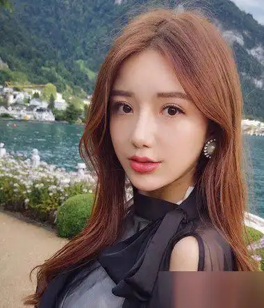 可可奶茶色的头发,将头发做成偏分的效果,可可奶茶色的头发色彩会偏