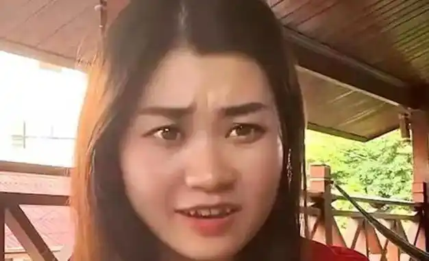 露莎把她的感情经历通过视频和直播的方式讲述出来,她年轻漂亮是老挝