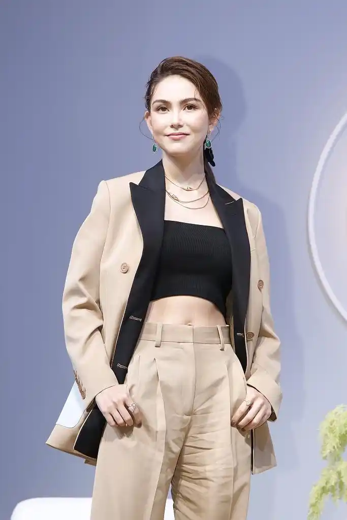 天王嫂昆凌穿西装变霸总露纤腰炫腹身材好