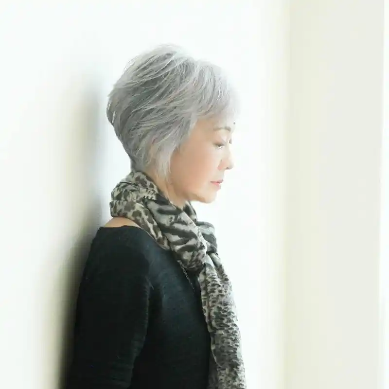 要么就选择超短的类型,半长不短的发型最容易增加老气的感觉